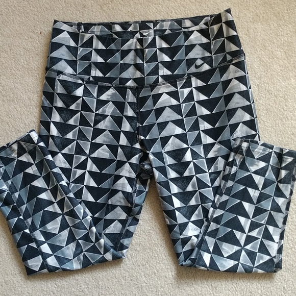 Nike dry fit medium print crop - Picture 1 of 2